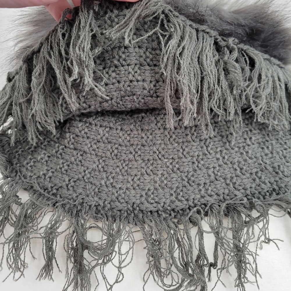 Gray Faux Fur Trimmed Scarf Shoulder Warmer Shaw Chunky Knit Fringe Poncho - Picture 7 of 9